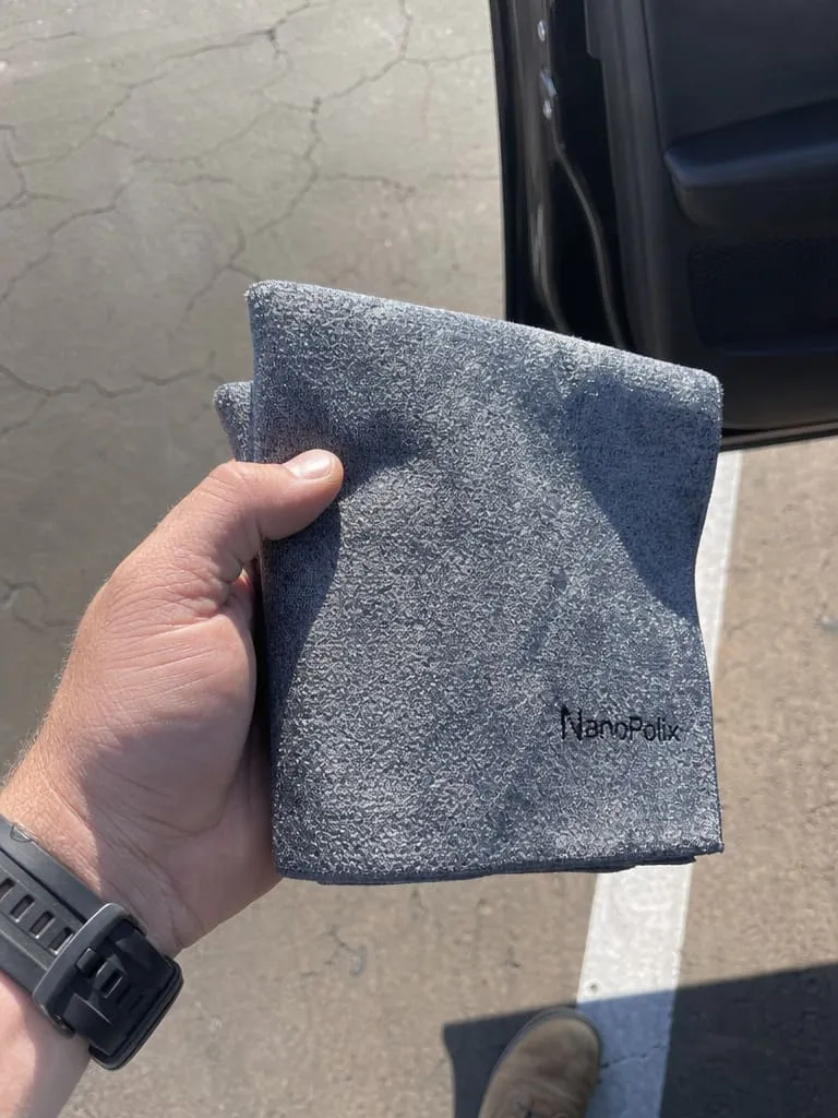 NanoPolix-Tuch in der Hand